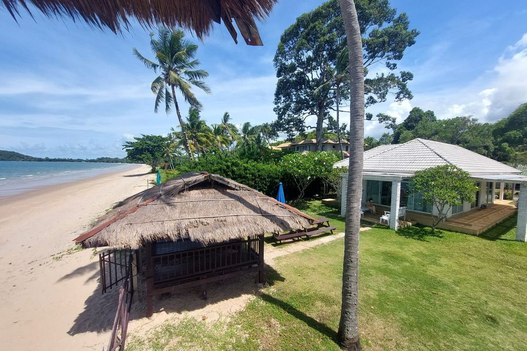 บ้านพักติดทะเลระยอง CR 3ห้องนอน หาดส่วนตัวไม่มีถนนกั้น - หาดแม่พิมพ์ ระยอง