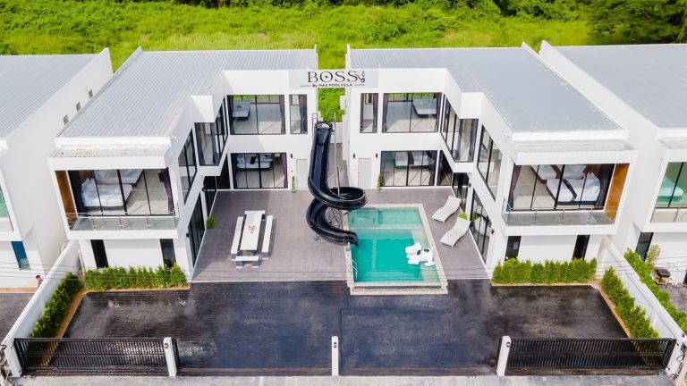 พูลวิลล่าพัทยา บ้าน MAX-Boss Poolvilla 8 ห้องนอน – ใกล้หาดบางเสร่ 1 กม. สระว่ายน้ำส่วนตัว ขนาดใหญ่ สไลเดอร์ 14 เมตร  สิ่งอำนวนความสะดวกครบ