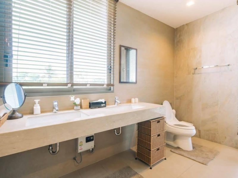 BATHROOM 1