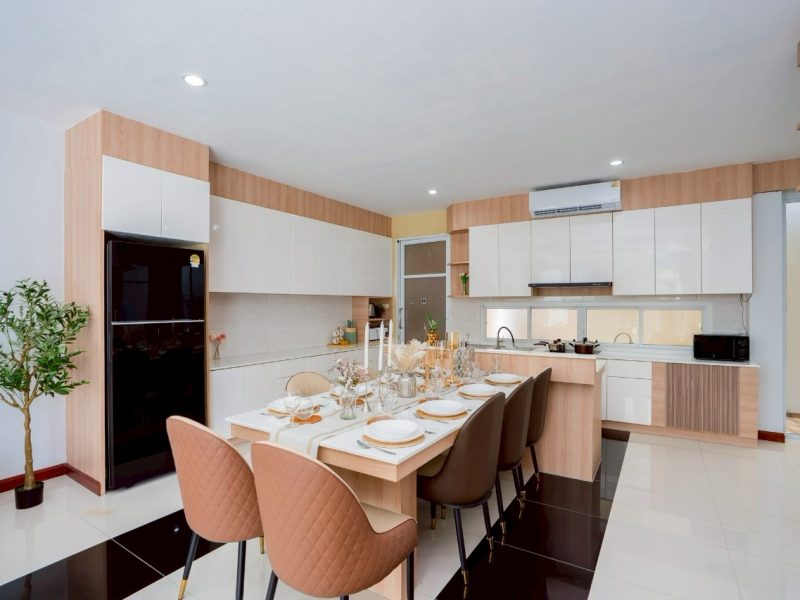 LINE ALBUM Hampton Place 251021 16