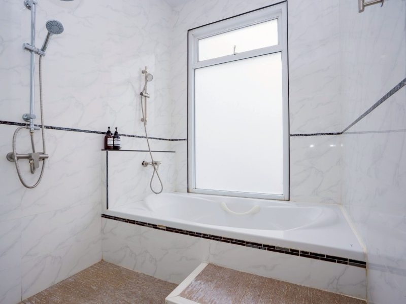 LINE ALBUM Hampton Place 251021 18