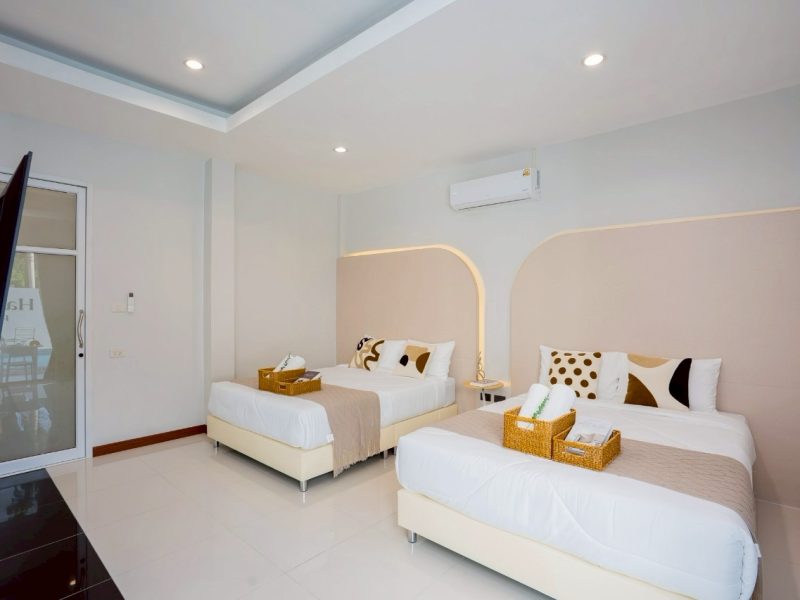 LINE ALBUM Hampton Place 251021 24